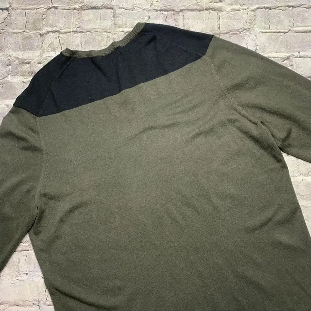 Banana Republic V-neck Sweater in Black/Olive